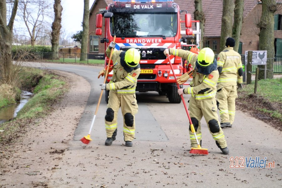 112Vallei's tweet photo. 🚨 Brandweer #DeValk laat na de storm de weg aangeveegd achter https://t.co/IFAXsc0cAo 112Vallei https://t.co/jHnhlrArbR