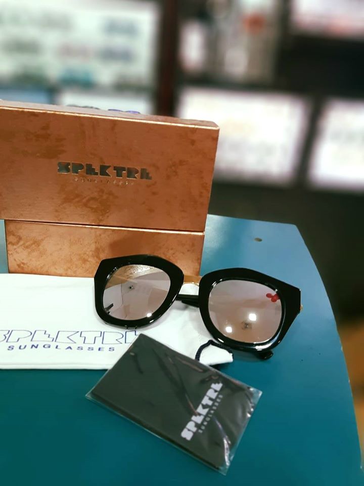 StPatrickSA1's tweet photo. GAFAS SPEKTRE:
LA EXPLOSIÓN DEL COLOR Spektre ha revolucionado el mercado introduciendo un variado y vistoso surtido de cristales de colores con efecto espejo verdaderamente irresistible.

Ven y encuentralas en StPatrick Zofri
Nuestros módulo: 2040 https://t.co/JcQ8MfTiwr