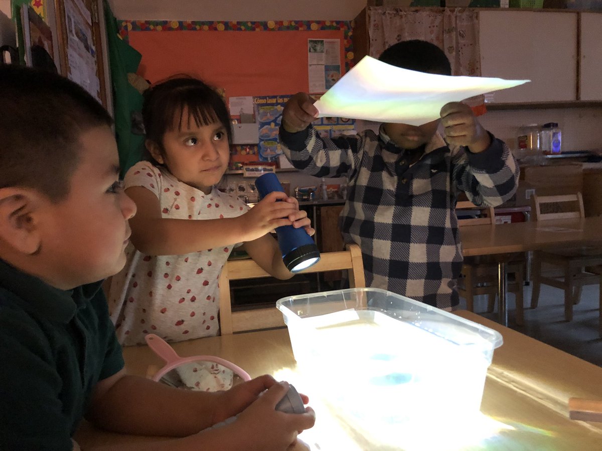 MsAcevedo76Q's tweet image. Making 🌈s! We learned that rainbows are formed when rays of light refract (bend) and reflect. Then we tested it out ! 💡🌈 #littlescientists #ps76q #lightunit