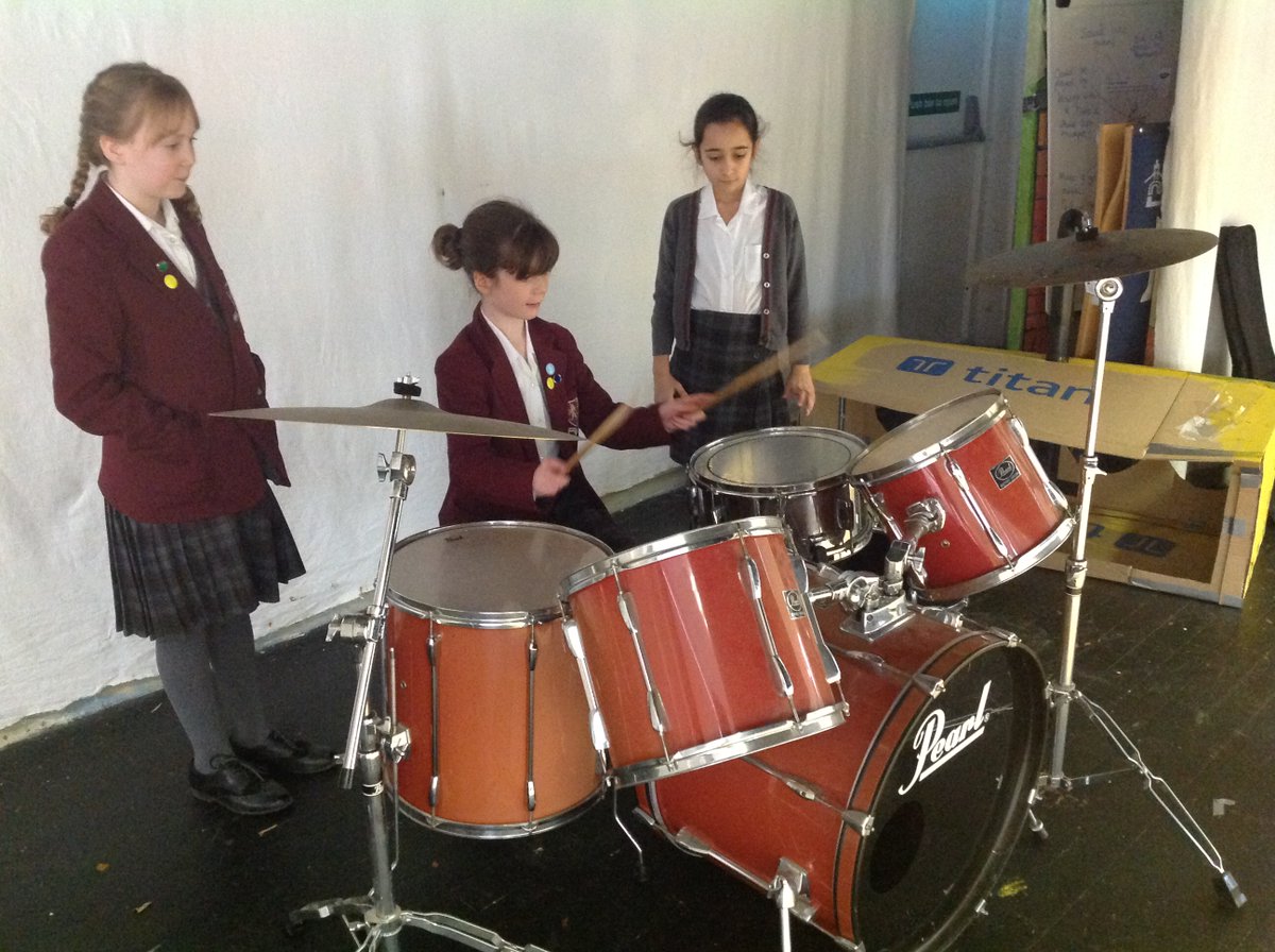 Year 6 had a rocking time this afternoon trying out a variety of different drums and playing and creating 4-phrase rhythms. They particularly enjoyed improvising drum fills on the drum kit #KS2music #creativelearning #drumming