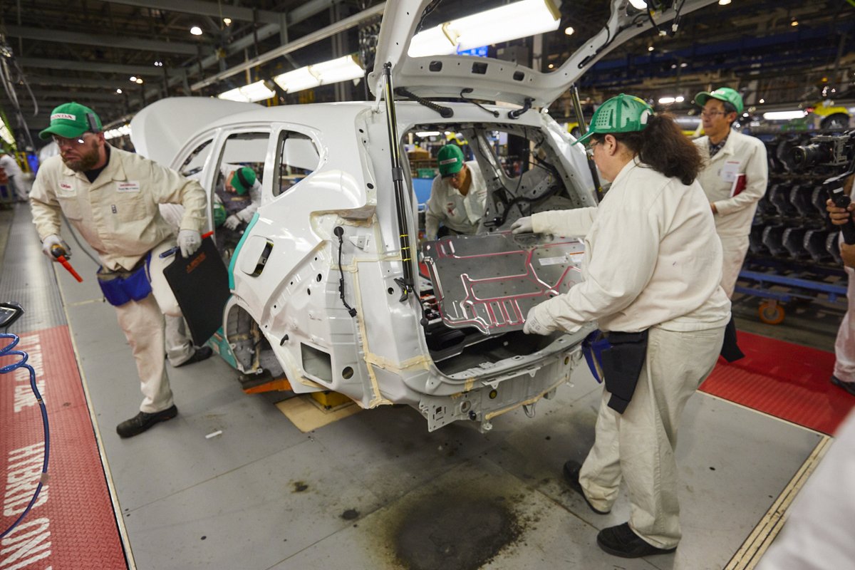 HondaInAmerica's tweet photo. In 2016, @HondaIndiana invested $52 million and created new jobs to support production of the Honda #CRV. Just last year, they invested an additional $4.2M and 34 jobs to start building the #CRVHybrid! https://t.co/SWK8hIGl7U