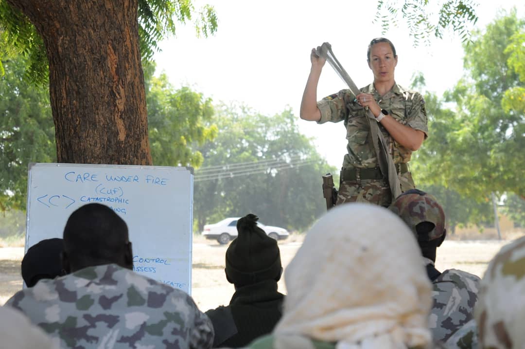 UKinNigeria's tweet photo. .@BritishArmy personnel deliver lifesaving first aid training to soldiers of the @HQNigerianArmy. Practicing improvised tourniquets can also be a pretty entertaining lesson.
#painthreshold #onemoreturn #ifithurtsitworks https://t.co/ow46rBFvAK