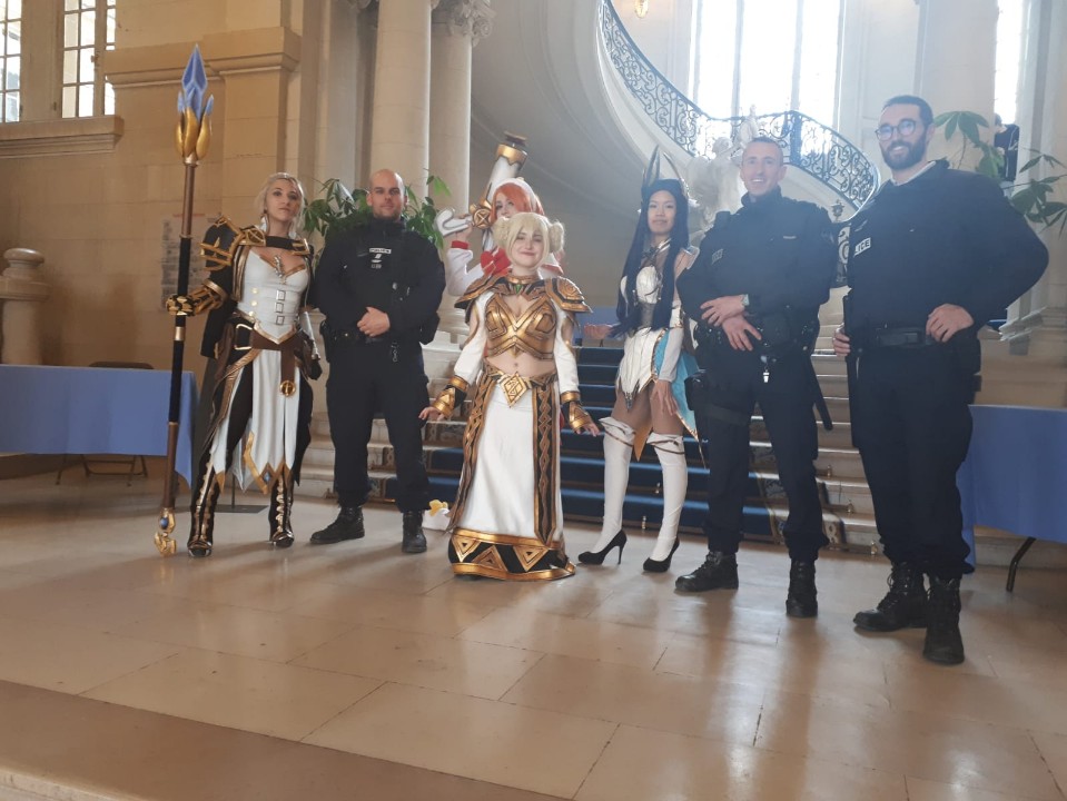 PoliceNat78000's tweet photo. [#Insolite] Les personnages de l'#ArmaCup étaient de retour à l'hôtel de ville de @Versailles.
➡ Prise de contact avec les participants pour s'assurer que l'évènement se déroulait sans incident. https://t.co/nGawKBFO9o