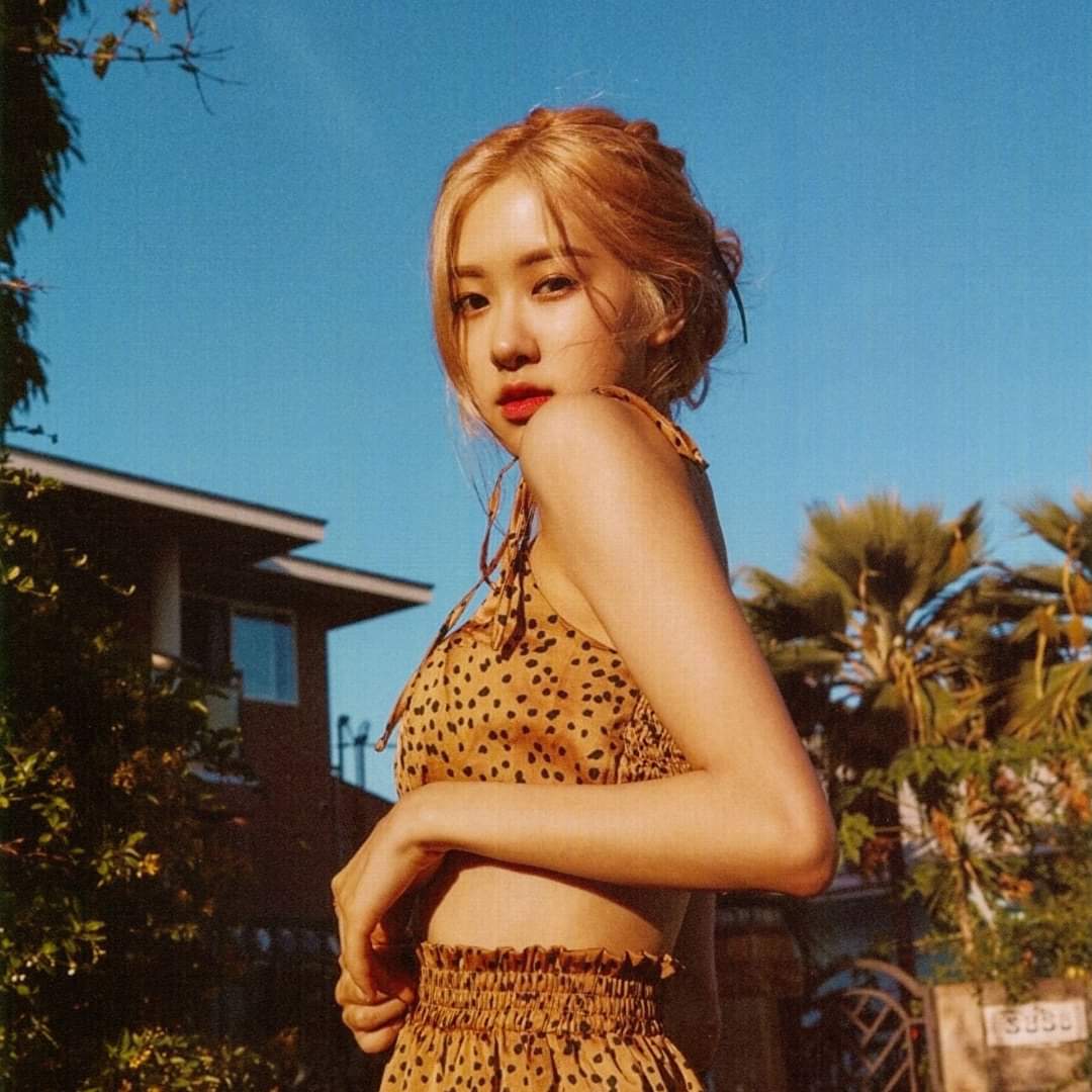 dagomeeee's tweet photo. #골든보이스_로제데이
#OurMusicianRoséDay 
@ygofficialblink 
Vui vẻ hong quạo https://t.co/CzdeQu43ER