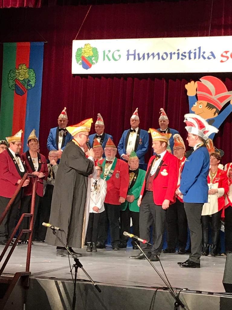 thomas_hockKA's tweet photo. Herzlichen Dank an den #Festausschuss #Karlsruher #Fastnacht die mich am Wochenende zu Ihrem #Ehrensenator berufen haben. Ich werde weiter die Interressen der angeschlossenen Vereine im Blick haben und mit allen Kräften überall dort aktiv sein wo übergeordnete Themen berührt sind https://t.co/rRsk0UoPzI
