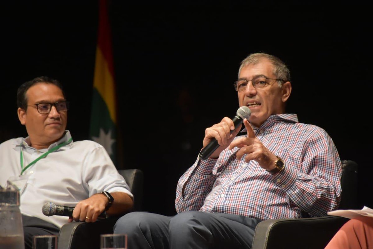 #GranEncuentroComunal | “Vamos a hacer contratos con las juntas de acción comunal, serán contratos para desarrollar obras y servicios dentro de sus propios barrios y deben reportar a los integrantes de su comunidad”: William Dau Chamatt, durante el panel.