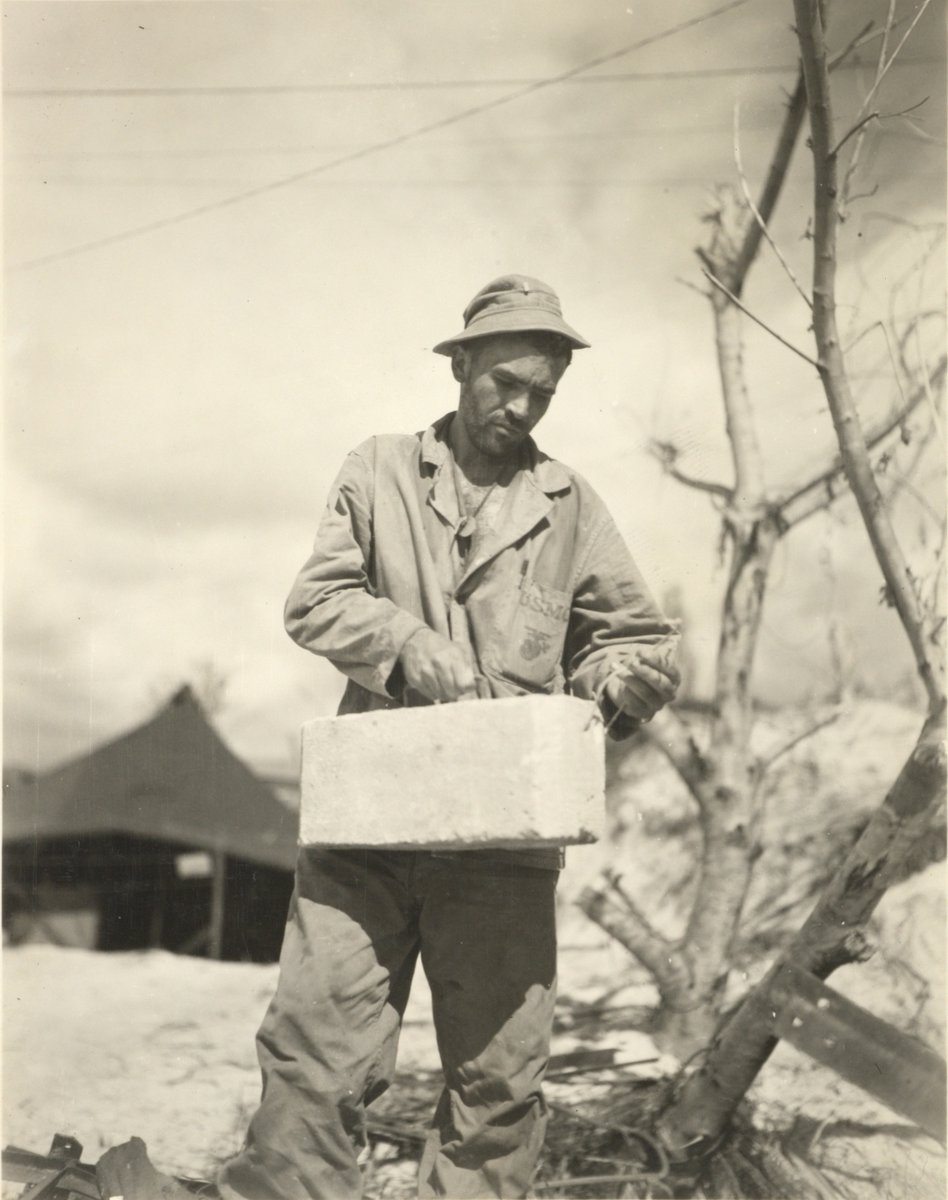 японская бетонная мина с элетродетонатором,  была найдена на Пелелиу.Её обнаружил 1-й лейтенант Thor H. Kilsgaard , USMC. Мина изготовлена из бетона и заряд кварта черного пороха. Электродетонатор выведен наружу двумя проводами.Мина 40 фунтов.остров Пелелиу,октябрь 1944 года.
