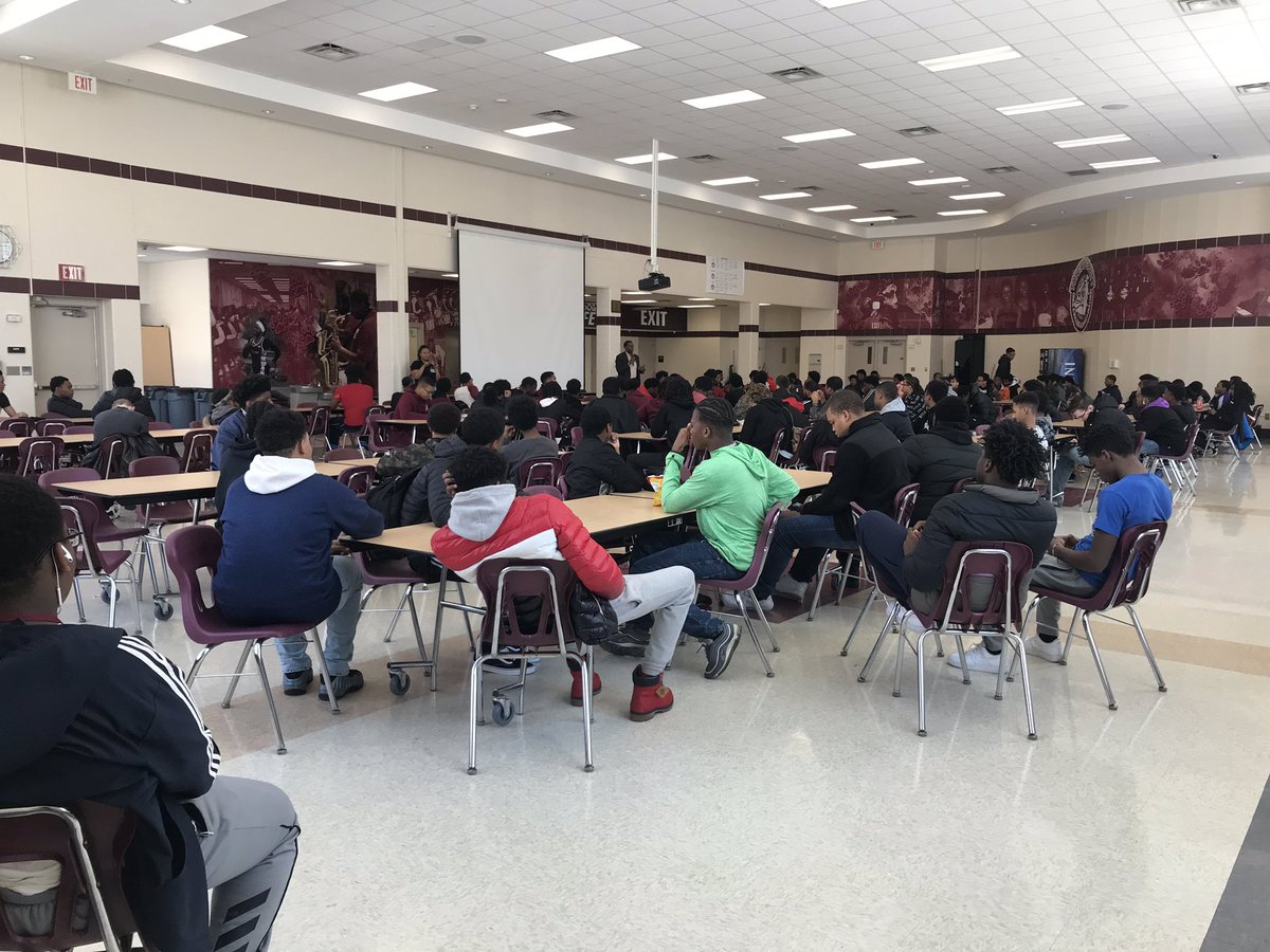 ChrisSmotivates's tweet photo. S/O to the Scott High School Bulldog family for hosting its annual Stand Up Day event. Thank you for allowing me the opportunity to pour into the entire 9-12 grade male student body!

#ReachToTeach
#youthmotivation
#bulldogs 
@scottpride2400 https://t.co/sjW3GezqSl