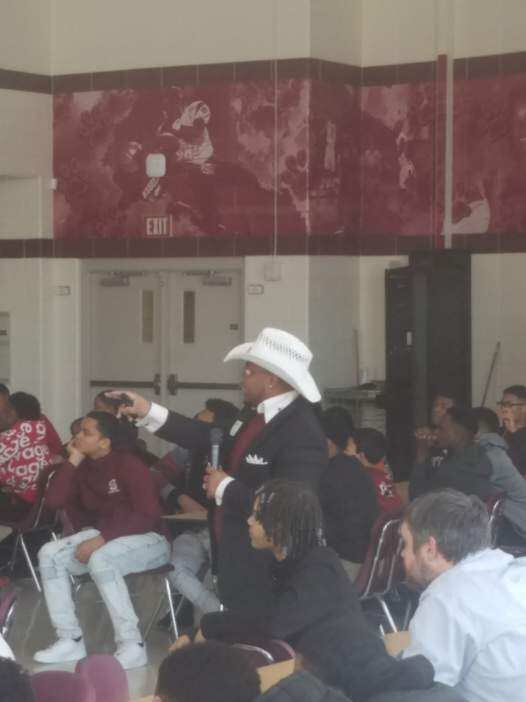 ChrisSmotivates's tweet photo. S/O to the Scott High School Bulldog family for hosting its annual Stand Up Day event. Thank you for allowing me the opportunity to pour into the entire 9-12 grade male student body!

#ReachToTeach
#youthmotivation
#bulldogs 
@scottpride2400 https://t.co/sjW3GezqSl