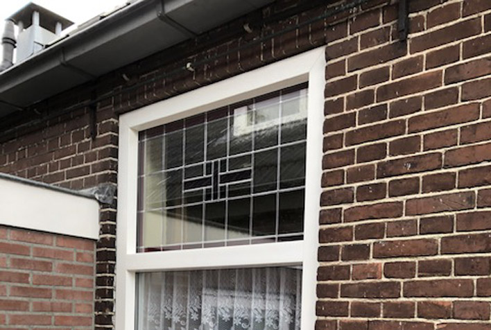 Bouwimpex's tweet photo. Wij hebben materialen geleverd voor een wel heel bijzonder renovatieproject. Bouwimpex werd namelijk gevraagd om  duurzame kunststof raamkozijnen te leveren in combinatie met nostalgisch glas in lood. Bekijk het prachtige resultaat op onze website: https://t.co/ac90oiwS2K https://t.co/FtG6TshrWL