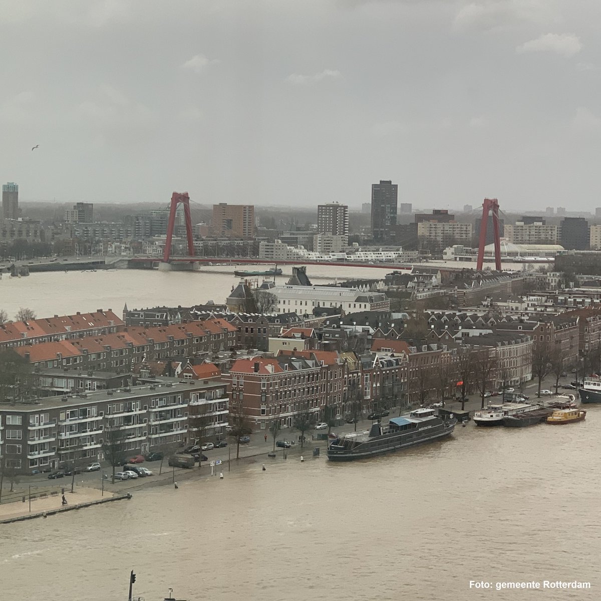 Ook vannacht en morgen aan het einde van de middag verwachten we een waterstand van ca. 2.50m boven NAP in #Rotterdam. Lager gelegen kades van het #Noordereiland en de kade vanaf #Bolwerk naar de #Plantagelaan zijn daarom afgesloten. Meer info: rotterdam.nl/nieuws/hoogwat… #hoogwater