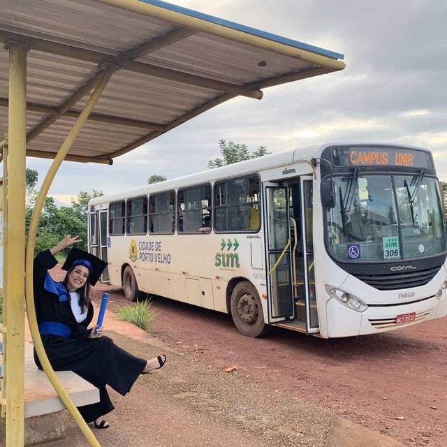 'Essa foto é tudo pra mim (...) com o busão que me carregou durante 5 anos'. Agora formada, jovem tira foto ao lado do ônibus que a levava para faculdade e imagens ganham as redes sociais glo.bo/38bgWLQ #G1 #parabéns #sucesso
