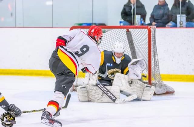 Empire’s <a href="/GavinMcginn/">Gavin McGinn</a> (‘02) turned aside 29/31 .935% to Win his 6th-straight start for <a href="/PrivateerHocke/">Liverpool Privateers</a>, moving to 6-1 (as a starter) for the season with a .909sv% (33.1SGA)!
<a href="/NSJHL_/">NSJHL</a>
#FromMinorToMajor