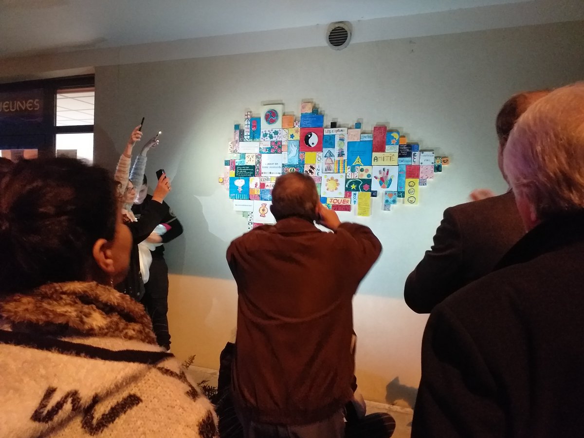 animstjean's tweet photo. ça s'est passé vendredi  soir: Inauguration de la fresque  réalisée par 8 jeunes de l'Espace Jeunesse.. 4 mois de travail collaboratif.. et de plaisir . Merci aux parents d'avoir été si nombreux à fêter l'événement avec les jeunes, l'artiste Calo, les anims et les élus ! https://t.co/UjyUmLEOCV