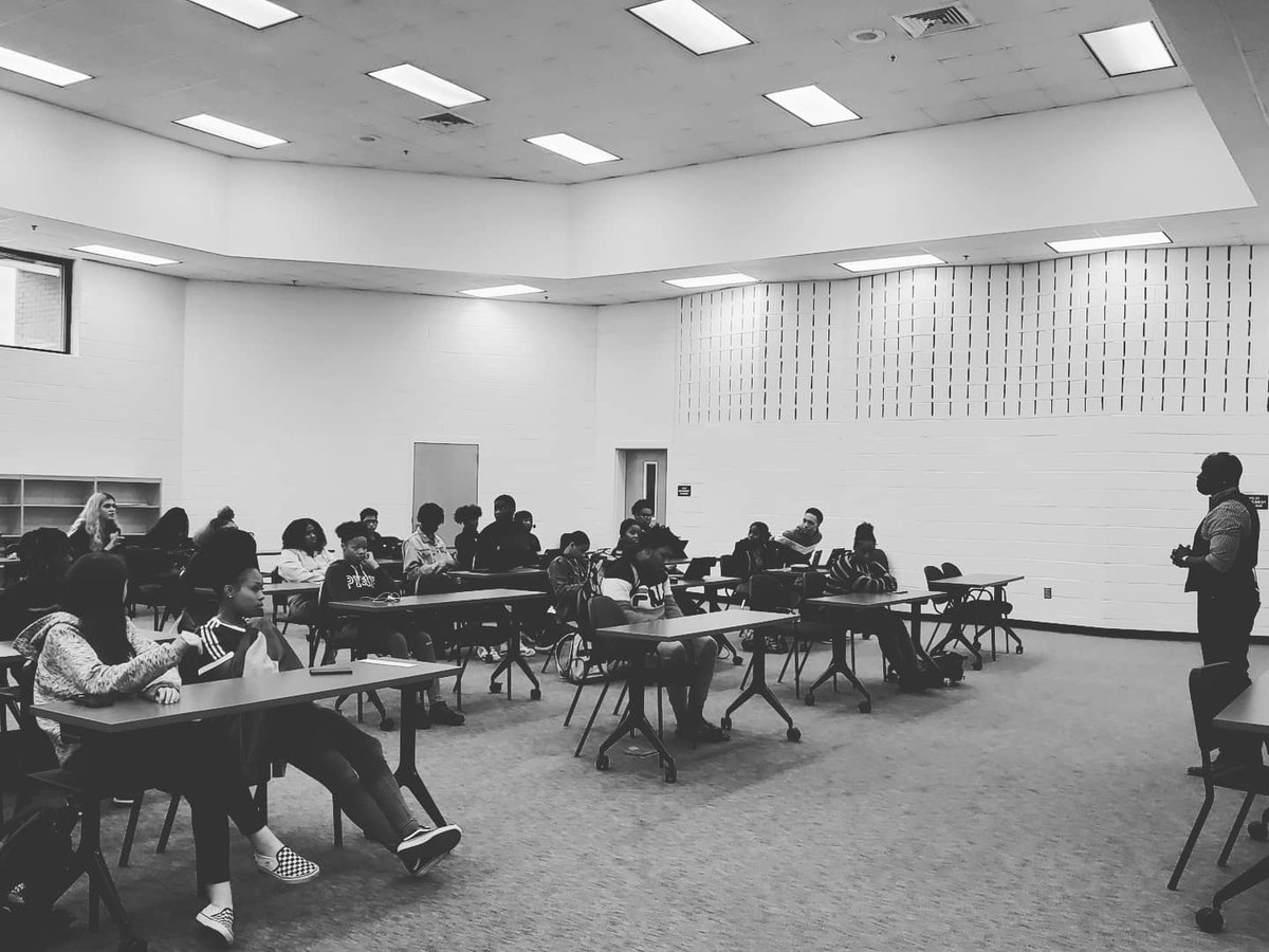 EducatorWatkins's tweet photo. Regardless of the industry, the #basicsofbusiness remains the same: 1) have a #plan, 2) create a lane for your #business, 3) #Persevere/work hard, 4) meet expected deadlines. Thank you for the nuggets of wisdom! @comedianLavLuv @pursesofhopes @AAS_HCS @CTAE_HCS @YvetteDupree https://t.co/WM5Vuh4DO3