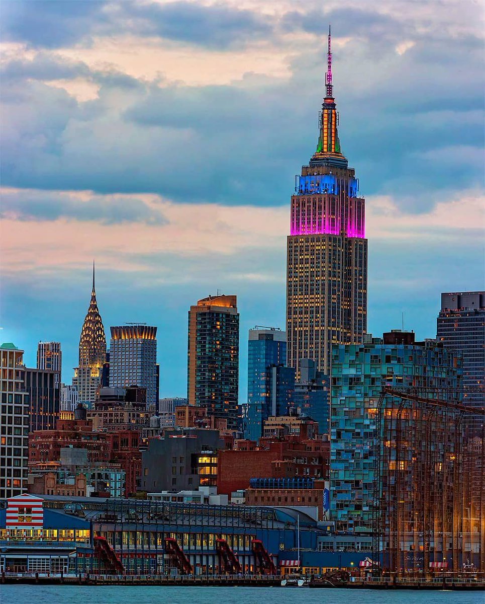 Consider this your advanced warning - #ValentinesDay is only 4 days away! 

If it slipped your mind, we’ve got just the thing – an intimate &amp; romantic dinner at our flagship restaurant, <a href="/stategrill/">STATE Grill and Bar</a>: bit.ly/2vi22F4

📷: planet_manhattan/IG