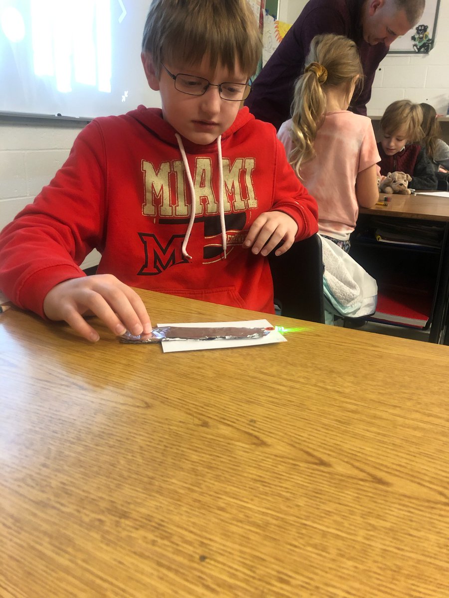 Science class today was very "enlightening"🔦