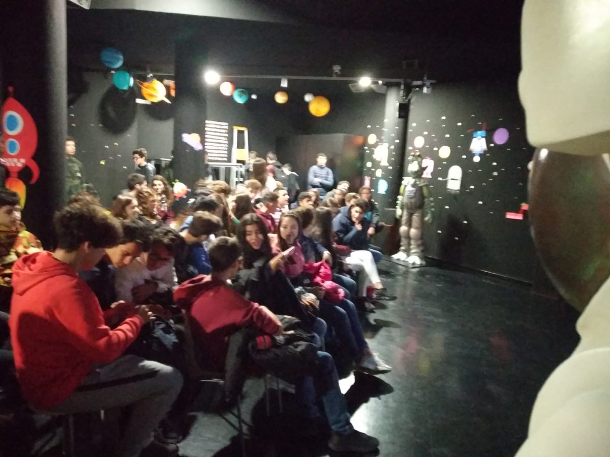 Alumnos del IES Arquitecto Peridis de 4º ESO visitando el Planetario <a href="/PlanetarioMad/">Planetario de Madrid</a>