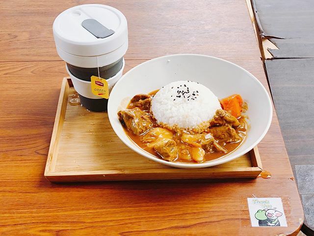 斑紋stripeboy 坐在這裡吃咖哩飯令我感到安心 絕不是因為相信咖哩能夠抗病毒 只是現場並非密閉空間而已 讓你身處異國的美食 斑紋stripeboy 坐在這裡吃咖哩飯令我感到安心 絕不是因為相信咖哩能夠抗病毒 只是現場並非密閉空間而已 讓你身處異國的美食