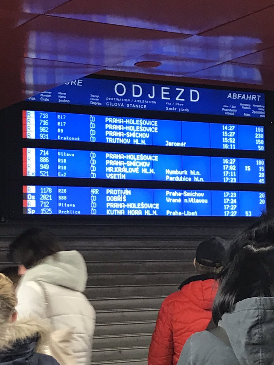 korityakova's tweet photo. Sabina nebo klasické ČD? Hlavní nádraží v Praze je plné cestujících, kteří čekají na zpožděné vlaky třeba i čtyři hodiny. #Sabine #Orcan #Praha #ČD #Českédráhy #Sabina https://t.co/fybEB9dOzE