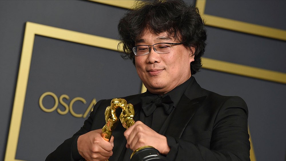 aircrewual's tweet photo. #Parasite

Parasite director, producer, writer Bong Joon Ho joins Walt Disney as the only individuals to win 4 Academy Awards in one evening. Historic on so many levels.

#ParasiteMadeHistory 
#BongJoonHo https://t.co/4on1gfnmkZ