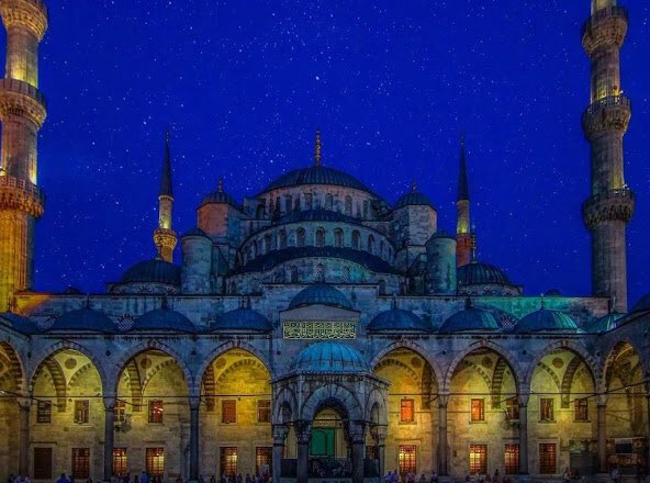 Era una tipica serata sul Bosforo,
con la sua atmosfera languida,
il suo sfarzo e le sue miserie,
i suoi profumi e il suo sentore di marcio.
Georges Simenon

#CittaDArteNelMondo a #CasaLettori 

Moschea Blu a Istanbul