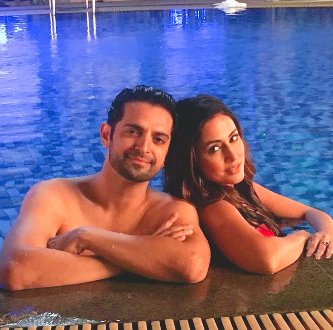 Hot Sameera Khanna🔥❤ @eyehinakhan With #sidmakkar
Keep shinning gurl ❤✨
We are soo proud of u 🙌
#Hacked #Throwback #HinaHackedOurHearts