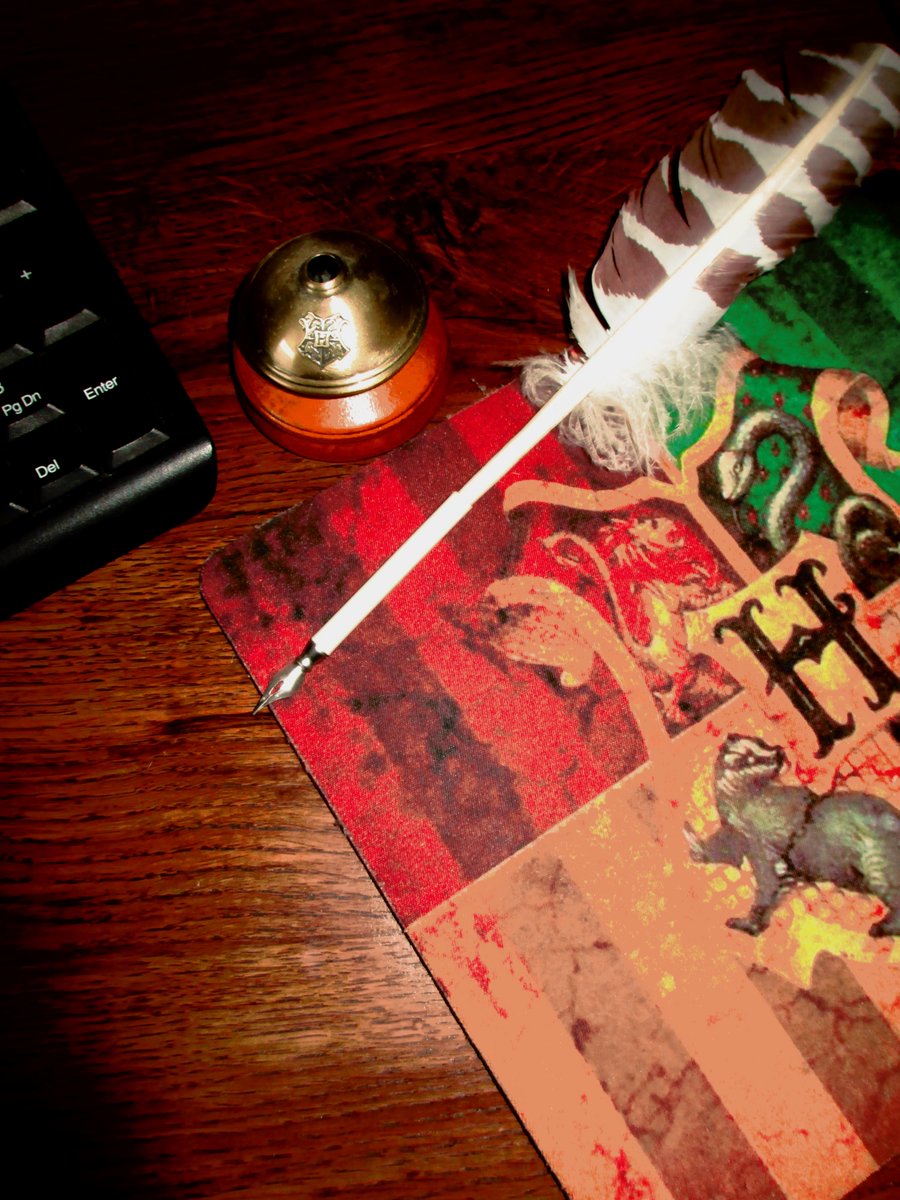 ThePuzzler64's tweet photo. February 10 Writing
Our Hogwarts quill by The Noble Collection.
#FMSPAD
#Scriptophobia https://t.co/ujWiTKPxxB