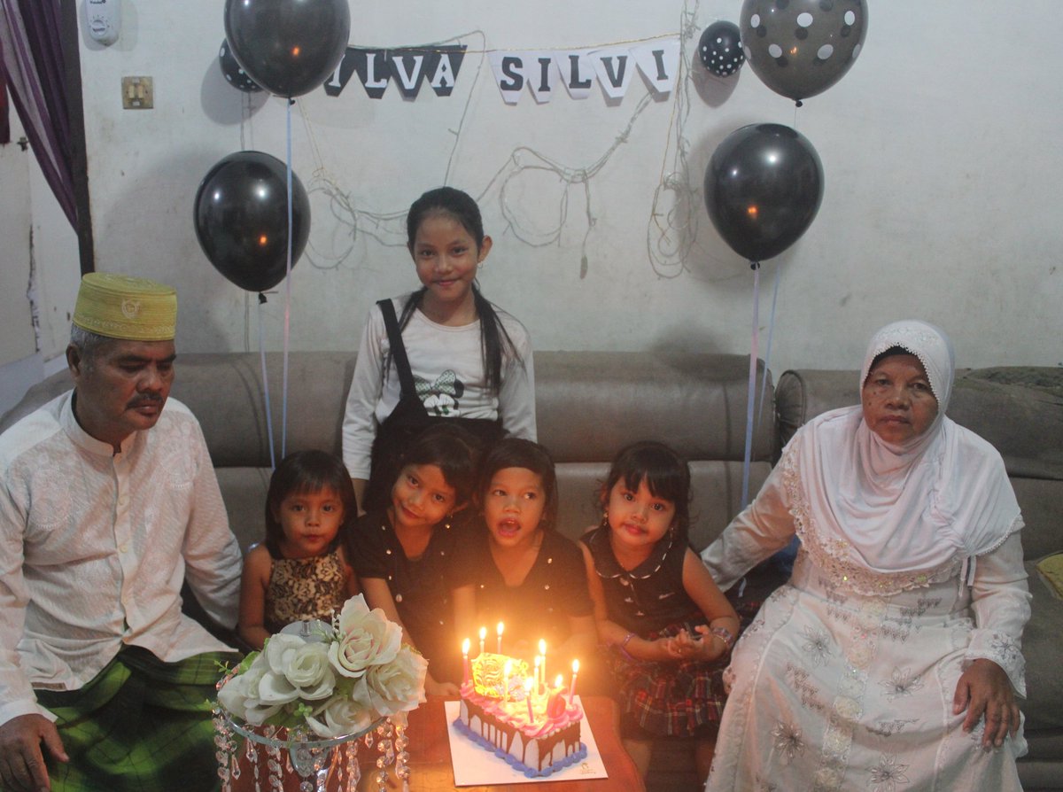 Atok &amp; Nenek with 5 Boru-borunya 💞💞💞💞💞