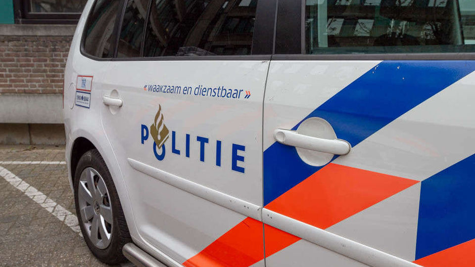 Politie haalt auto met verborgen laadruimte van de weg:..