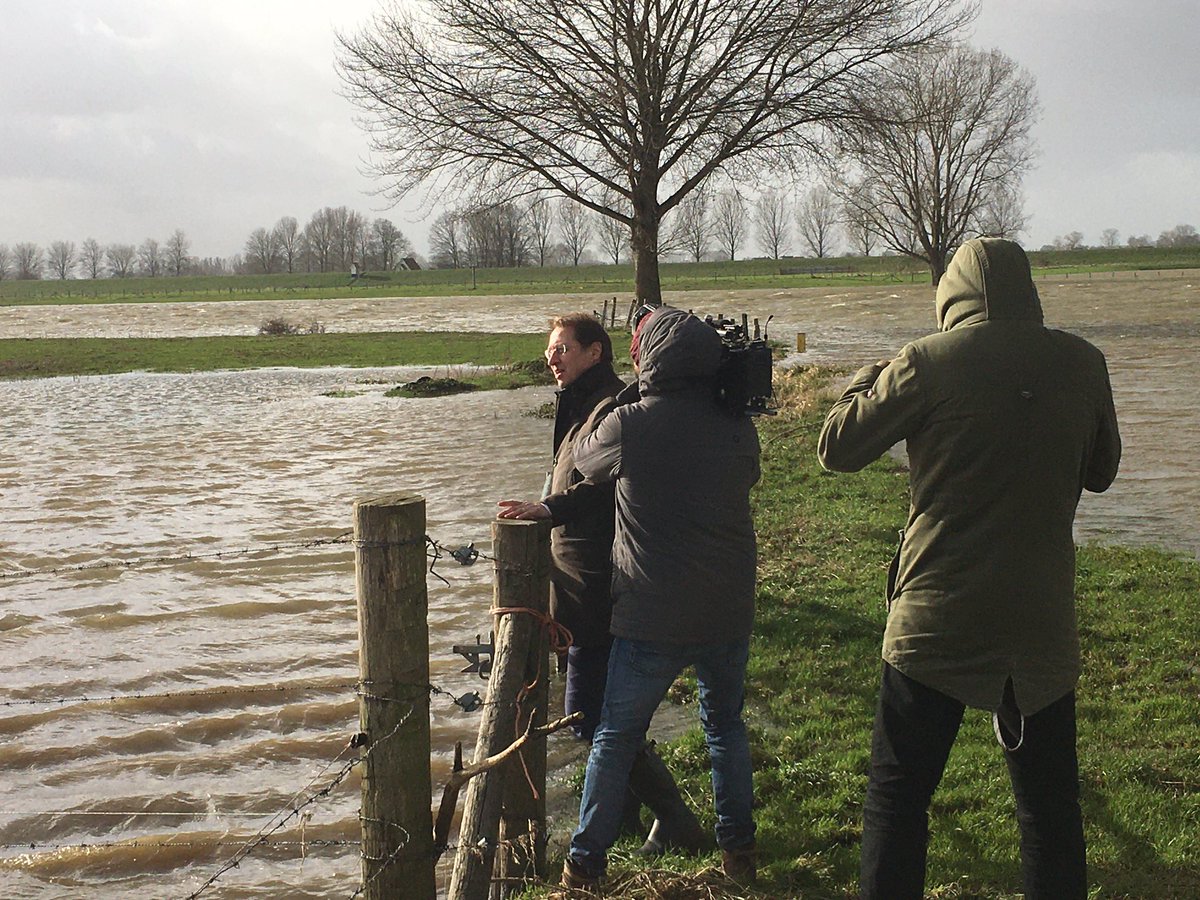 waterschappen's tweet photo. Hoogwater en droogte op nog geen steenworp afstand van elkaar. @Nieuwsuur vroeg zich af hoe dit kan en vroeg het @RogiervdSande en de collega’s van @aaenmaas. Dinsdag- of woensdagavond in de uitzending! #kijktip #hohohoogwater #nogsteedslokaaldroog https://t.co/JBdQJRY2hg