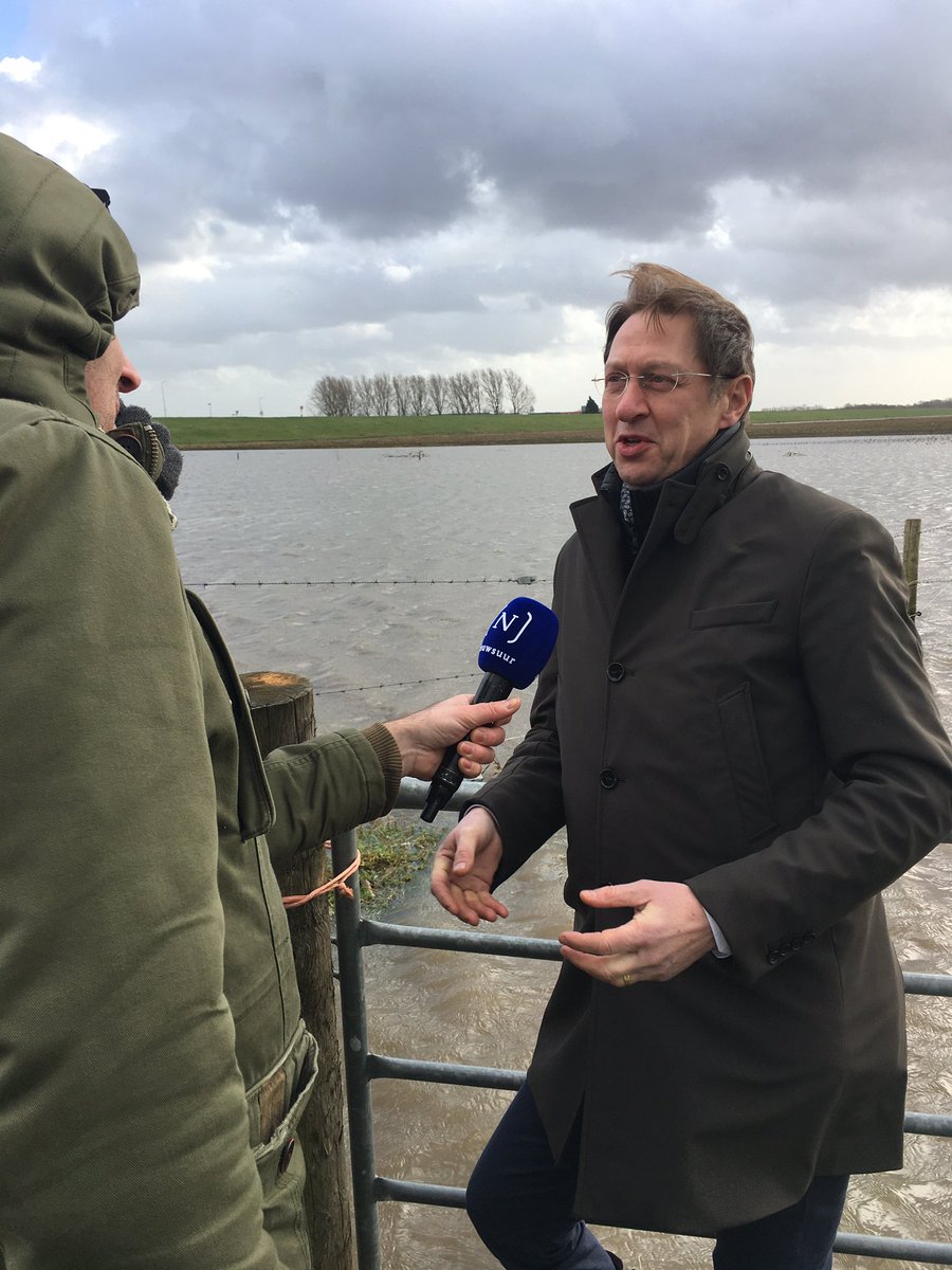 waterschappen's tweet photo. Hoogwater en droogte op nog geen steenworp afstand van elkaar. @Nieuwsuur vroeg zich af hoe dit kan en vroeg het @RogiervdSande en de collega’s van @aaenmaas. Dinsdag- of woensdagavond in de uitzending! #kijktip #hohohoogwater #nogsteedslokaaldroog https://t.co/JBdQJRY2hg