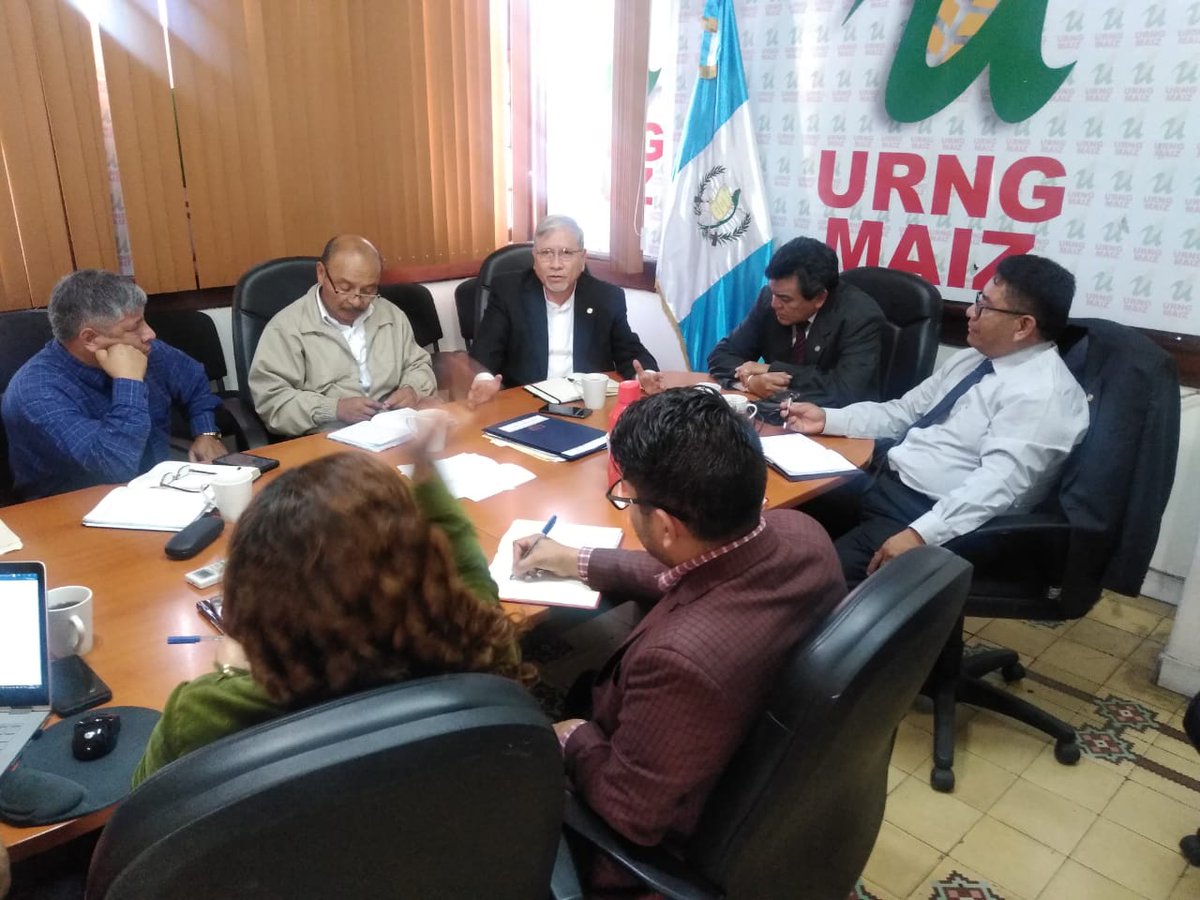 PonceOsmundo's tweet photo. Junto a mis compañeros diputados Pedro Saloj, Walter Felix y el equipo de Bancada URNG Maíz, estamos reunidos para analizar la Agenda Parlamentaria a desarrollarse esta semana.

#SomosBancadaURNG 🌽
#AvanzandoConURNG 🌽 https://t.co/NPYvW1okZJ