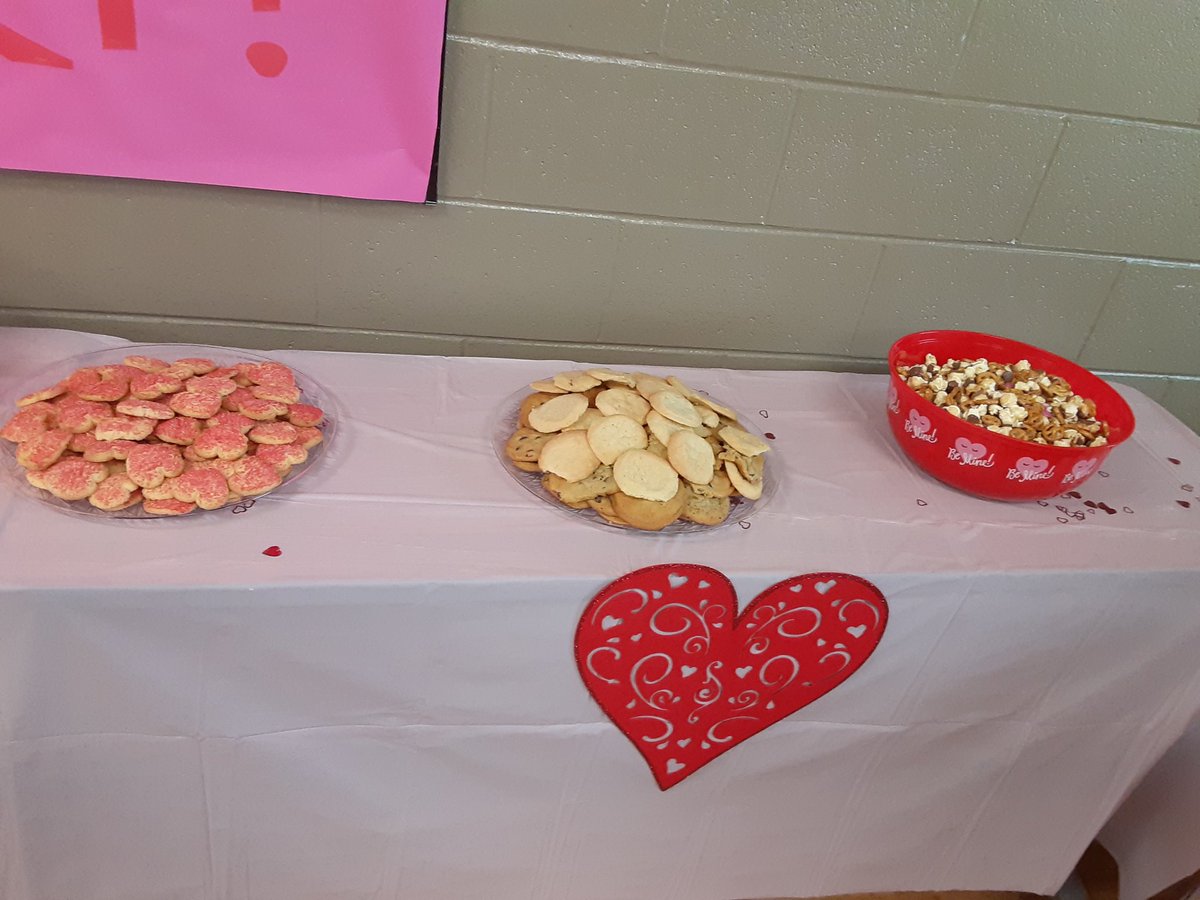 andrealpurcell's tweet photo. What a Special Treat!! Our amazing sister school brought some love to us today!!! @MPElemSchool #sisterschoolsrock https://t.co/x09s0KyNqv