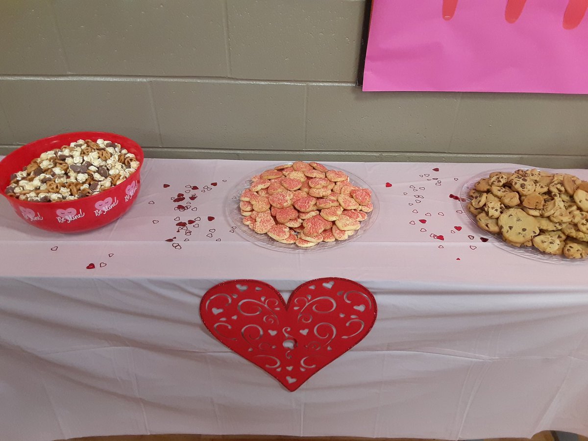 andrealpurcell's tweet photo. What a Special Treat!! Our amazing sister school brought some love to us today!!! @MPElemSchool #sisterschoolsrock https://t.co/x09s0KyNqv