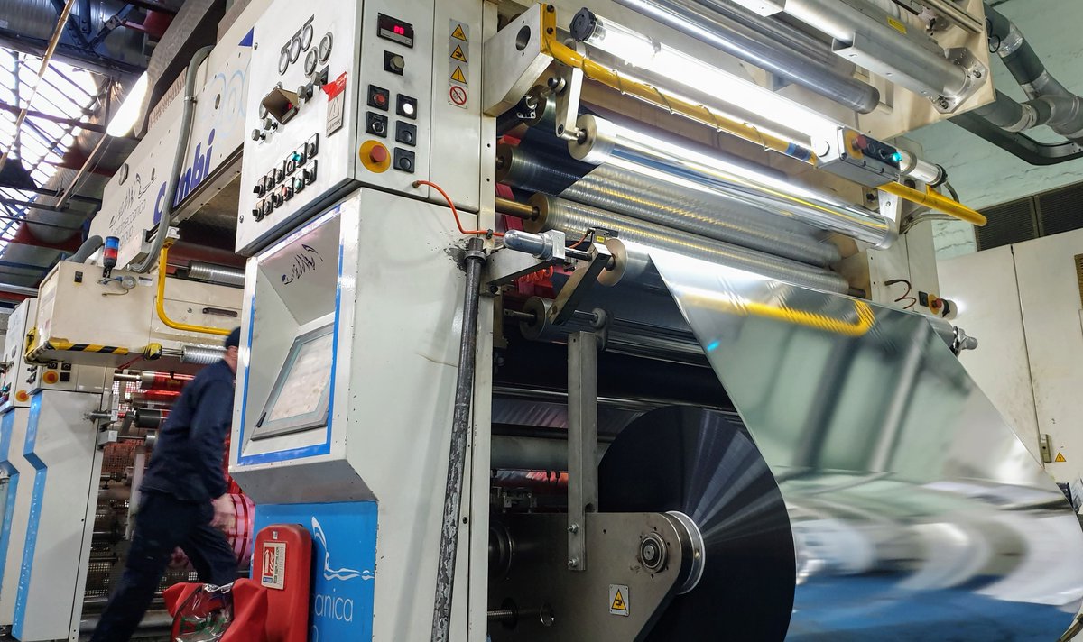 Discoveryflex's tweet photo. Today we are making biscuit wrappers. Lot's of them. Just another day at Discovery. #packaging #Dundee #printing #lamination https://t.co/7ym4dfaTz5
