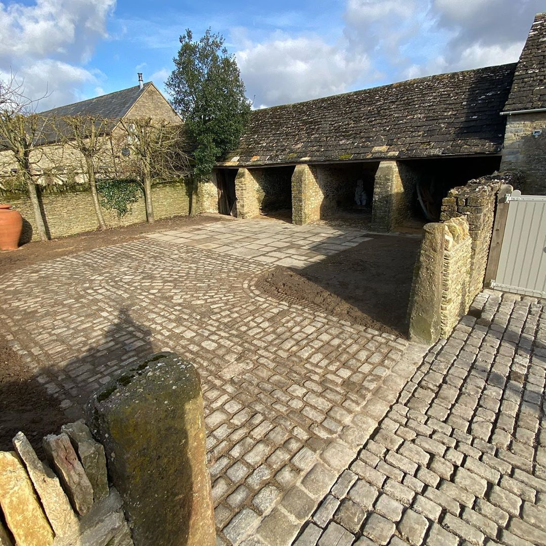 warwick_rec's tweet photo. Great to see our reclaimed stone cobbles and York stone paving laid a period property in Barnsley Gloucestershire.  #warwickreclamation #reclaimedbuildingmaterials #reclaimedyorkstonepaving #reclaimedstonecobbles #restoration #landscapearchitects #architect #reclamationyard https://t.co/uUkGT24TWI