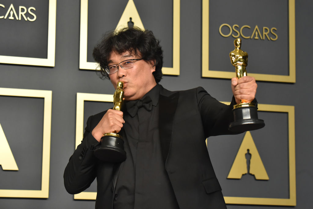 postmodpg's tweet photo. Finalmente omaggiamo questo signore qua sotto. #BongJongHo, regista coreano, indiscusso trionfatore agli #Oscars. Da giovedì al #PostMod in programmazione #Parasite e #MemoriesOfMurder @AcademyTWO @luckyredfilm https://t.co/uQABsncvLk