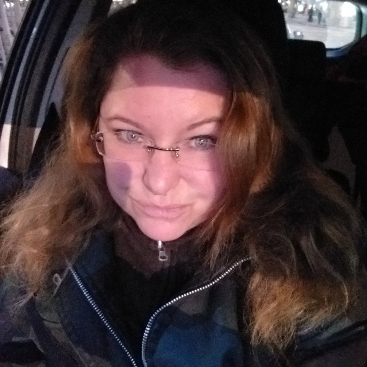 SaskiaErna's tweet photo. #fuckwork #drivehome #freetime #musicon #worldout https://t.co/ciR3qznQWk