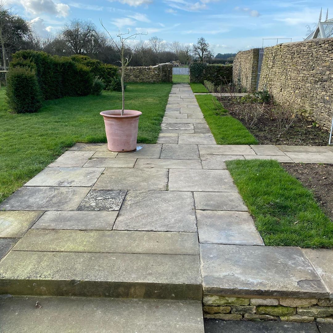 warwick_rec's tweet photo. Great to see our reclaimed stone cobbles and York stone paving laid a period property in Barnsley Gloucestershire.  #warwickreclamation #reclaimedbuildingmaterials #reclaimedyorkstonepaving #reclaimedstonecobbles #restoration #landscapearchitects #architect #reclamationyard https://t.co/uUkGT24TWI