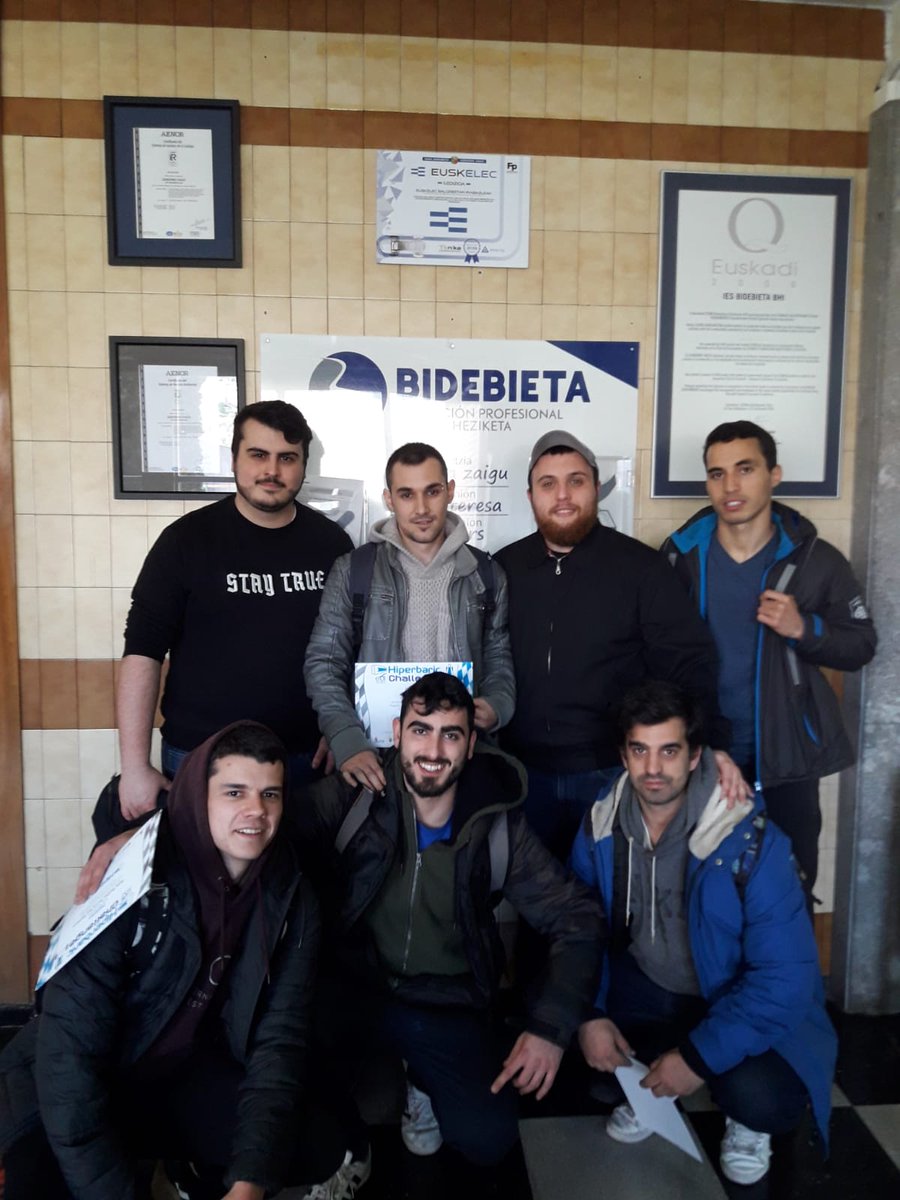Bidebieta_FP_LH's tweet photo. Alumnado participante en #euskelec e @hiperchallenge haciendo entrega diplomas a los/as participantes del curso anterior y recogiendo el relevo. @BidebietaL @Bidebieta_Ele @AdgBidebieta @Bidebieta_FM . Nuevo reto para este curso!!! @IkaslanBizkaia @tknika @FPeuskadi https://t.co/6KJMonVmQB