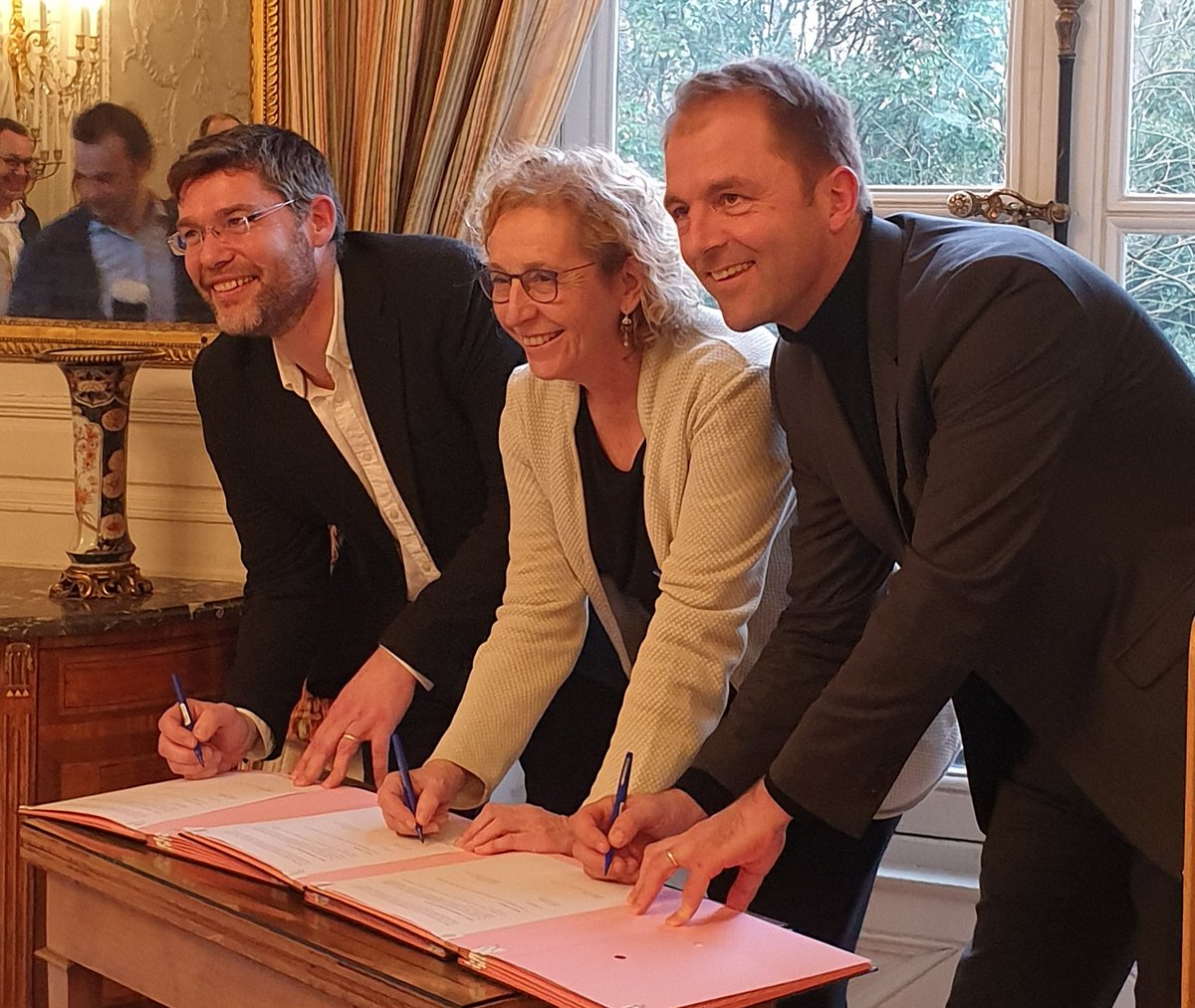 <a href="/deGardelleLuc/">DE GARDELLE Luc</a>, <a href="/murielpenicaud/">Muriel Pénicaud</a> et <a href="/ThibautGuilluy/">Thibaut Guilluy</a> signent le #Pacte d'ambition #ETTI.
GROUPE ID'EES confirme son engagement pour faire plus ET mieux en faveur des plus fragiles.
#ETTI #Insertion #PIC #Akto #Compétences