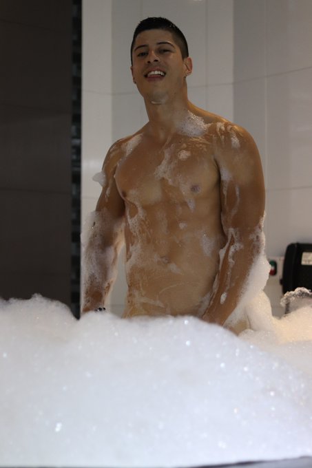 Never hurts to start the day with some bubbles #MondayMorning #mondaythoughts #MondayMotivation #muscledaddy