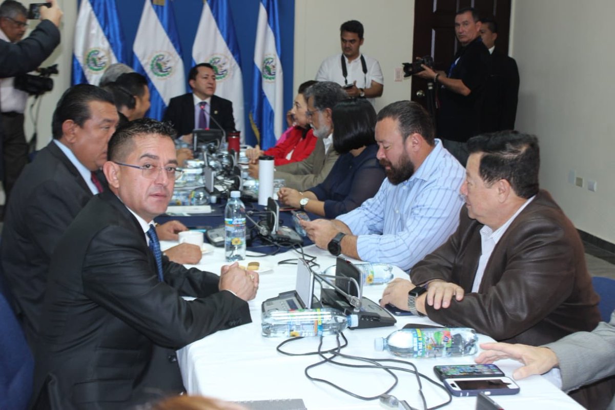 DirectorioSs's tweet photo. Reunión a esta hora #JuntaDirectiva y #ComisiónPolítica de la Asamblea Legislativa 🇸🇻 Participa nuestro diputado @GGallegos24 https://t.co/yOhoxUTlwH