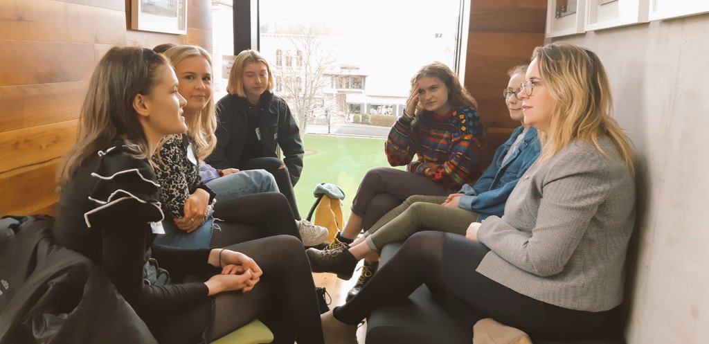 emireland's tweet photo. 🗣Labhair ár mBainisteoir Cumarsáide
@LisaNicAnB ag imeacht @GaeloifigTCD @TCDCareers @TCDRnaGaeilge inniu faoi phoist leis an AE srl @TLRHub 🇪🇺
Our Comms Manager Lisa Nic an Bhreithimh spoke at @tcddublin #careers event today about #EUJobs #Gaeilge & EMI 📸 #GleGTrinity #Éigse20 https://t.co/WR5Inm2gTJ