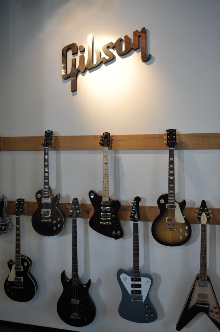 savethemusicfdn's tweet photo. Thank you to @gibsonguitar Gives for their funding support of our #HometownToHometown event – including a donation of an electric guitar, acoustic guitar, bass guitar & studio speaker monitors to each of our #MusicTechGrant schools in Nashville, TN, Roanoke, VA & Sterling, KS! https://t.co/Pq1AwmoHZC