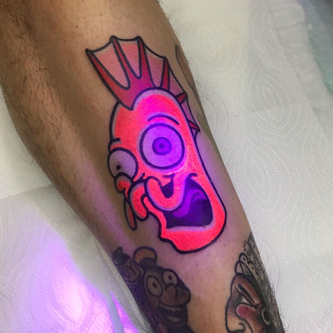 Love this fluorescent Dr Zoidberg by @ferrancoll
.
#tattooshop #thetattooshop #tattooshopsupplies #thetattooshopsupplies #besttattoos #tattoo #tattoos #bodyart #ink #tattooartist #tattooart #inked #tattooed #portraittattoos #futurama #drzoidberg #zoidberg #uvtattoo #uvink