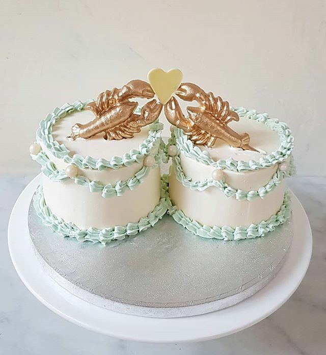 lilyvanillicake's tweet photo. Had a lot of fun making this cute lobster cake for Valentines - they live up to 100 years &amp; m8 4 life dont ya know! cc Phoebe from Friends. https://t.co/ppAGTkUpHX https://t.co/uIZfuDPLDS
