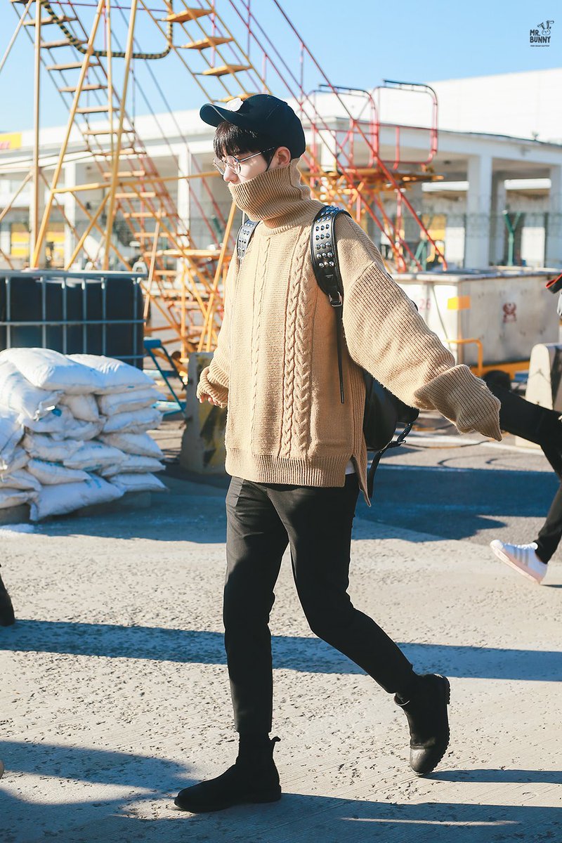 xiao zhan’s airport fashion is: casual, comfy, stylish!  to quote wang yibo, “the most important part is having a nice face”
