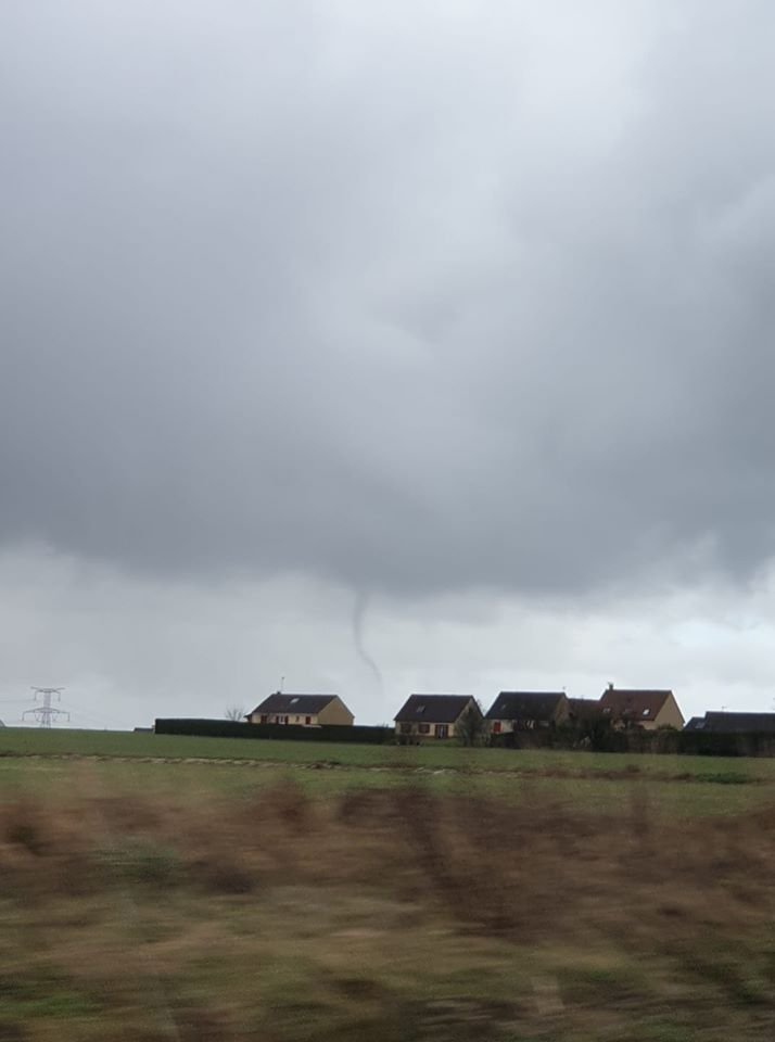 MeteoContact's tweet photo. 🌪 #Dégâts | Une #tornade a vraisemblablement touché le secteur de #Bertangles (nord #Amiens) avant 16h ce lundi. Elle a causé des dégâts matériels importants et a pu être à l'origine d'incidents de circulation.
📷 Jon Athan / Nicolas Favrel / Cindy ÉlènaTyméo / Madjo Cocco https://t.co/egwIS0WxGD